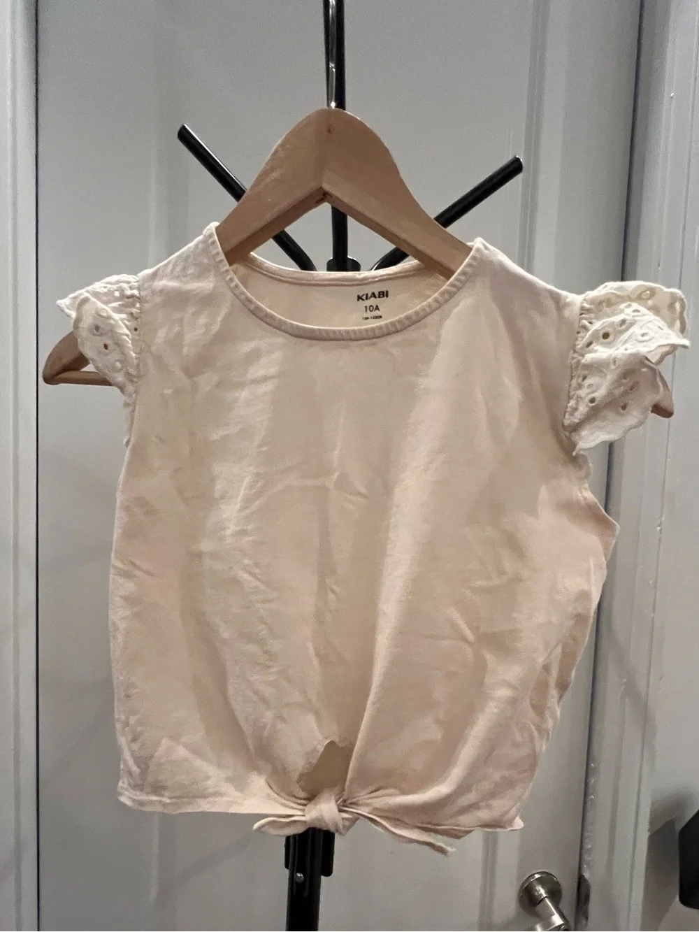 Girls Cream outfit : tank, sweatshirt and jeans.